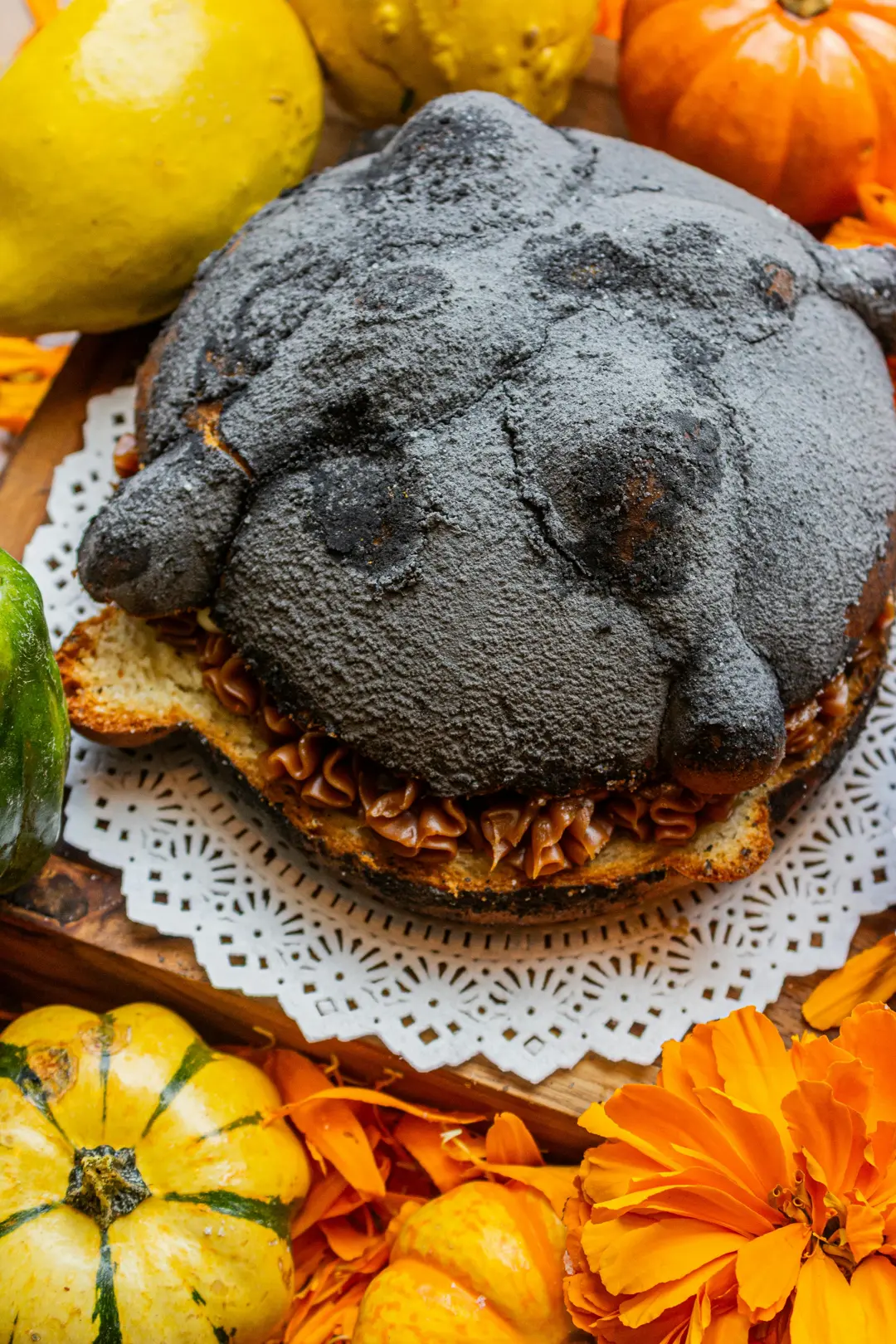 Pan de Muerto Oscuro con Cajeta